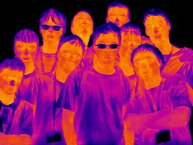 Na sliki je skupina študentov, ki je obarvana rdeče-vijolično, kar kaže na različno temperaturo telesa izmerjeno s termovizijsko kamero.