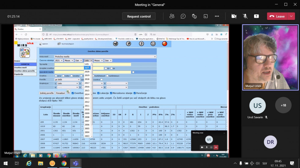 Modra tabela iz informacijskega sistema MIRTS-info prikazana na zasloni in v desnem kotu je predavatelj.