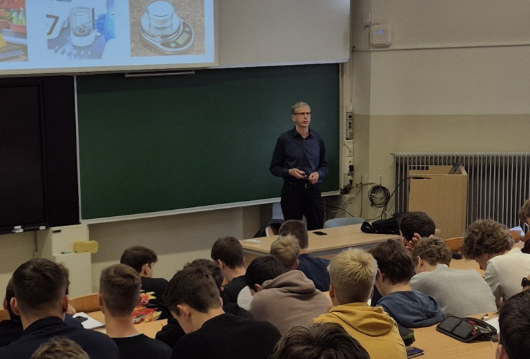 Študenti Fakultete za strojništvo spoznali svet meroslovja in skrivnosti mase