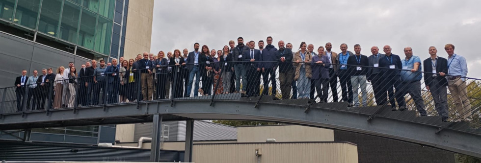 Skupinska fotografija udeležencev na mostu.