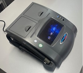 Naprava etilometer postavljena na mizi in pripravljena za merjenje.