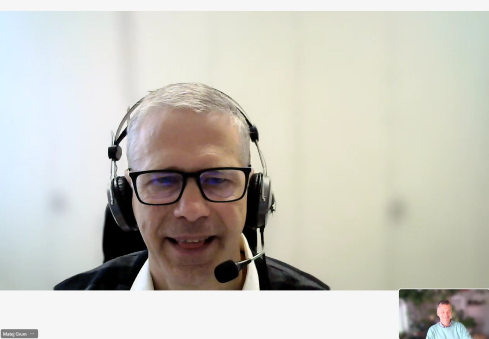 Na fotografiji sta oba predavatelja, ki predstavljata zadeve preko računalnika.