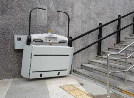 Izgled stopniščnega dvigala za premagovanje stopnic