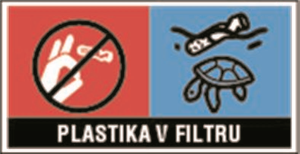 Na desni strani je na rdeči podlagi ponazorjena prepoved metanja tobačnih izdelkov s filtrom kjerkoli, na levi strani pa je na modri podlagi ponazorjeno, da lahko to vpliva na življenje v morju. Na dnu je čez celotno sliko napis "PLASTIKA V FILTRU".