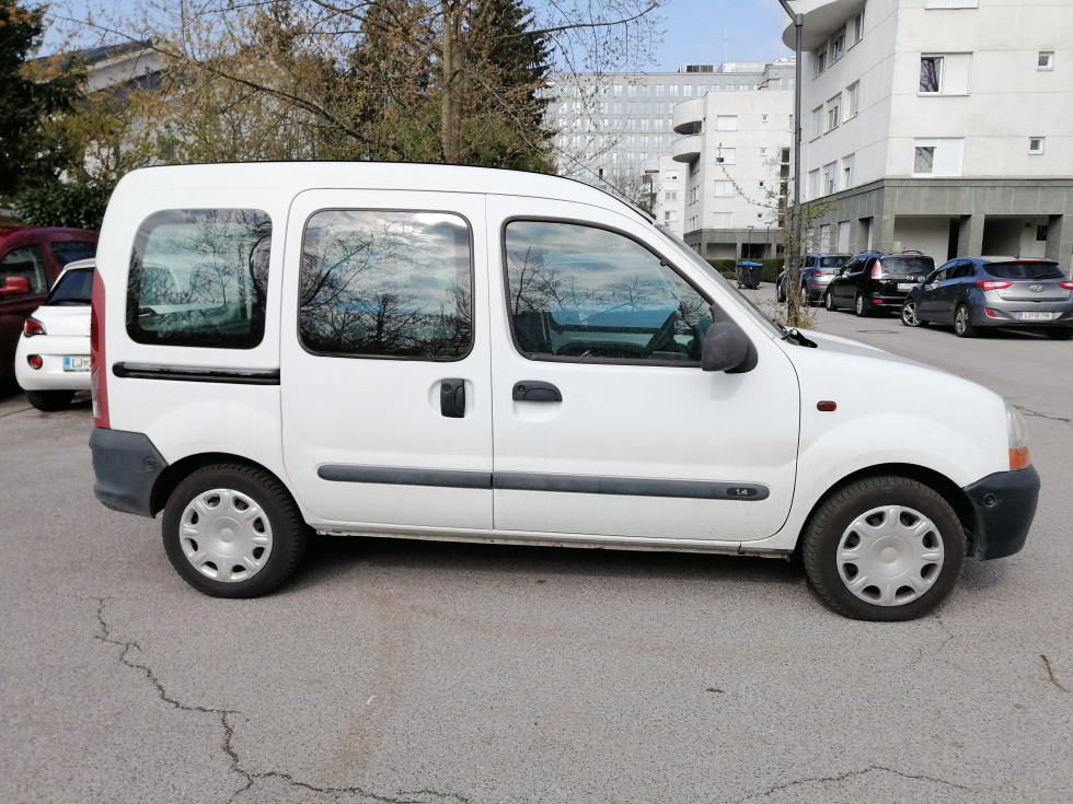 za ilustracijo prikazan bel avtomobil Renault Kangoo