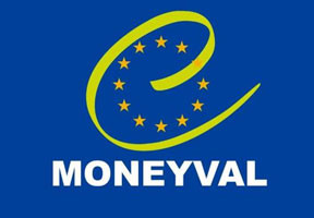 Zastava Evropske unije s črko e in besedo Moneyval