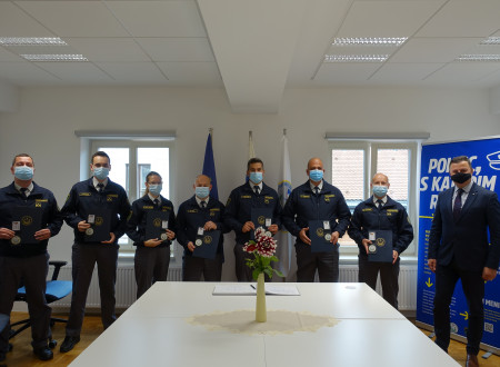 Svečana prisega sedmih novosprejetih pravosodnih policistov, ki so jo podali pred generalnim direktorjem mag. Bojanom Majcnom