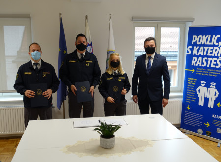 Slovesna prisega pravosodne policistke in pravosodnih policistov pred generalnim direktorjem mag. Bojanom Majcnom: skupinska fotografija