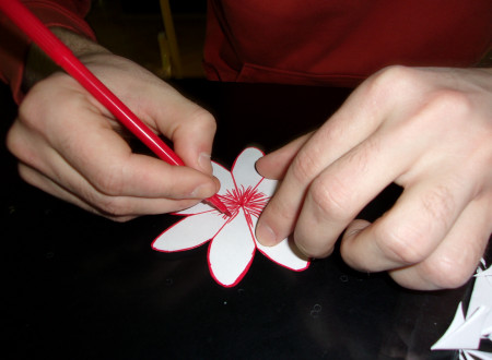 Obsojenec izdeluje rožo za voščilnico