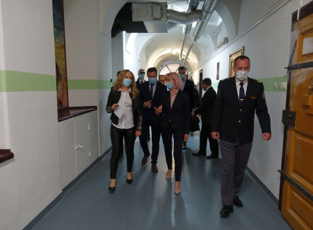 Ministrica mag. Lilijana Kozlovič na ogledu zapora, skupaj s sodelavci ter vodjo oddelka Bernardo Vranešič in mag. Bojanom Majcnom