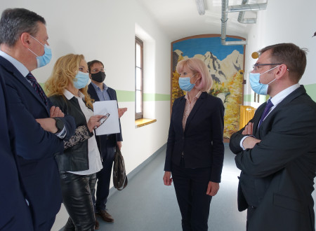 Ministrica mag. Lilijana Kozlovič na ogledu zapora, skupaj s sodelavci ter vodjo oddelka Bernardo Vranešič in mag. Bojanom Majcnom
