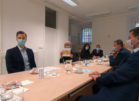 Ministrica mag. Lilijana Kozlovič je v dar prejela izdelek obsojencev