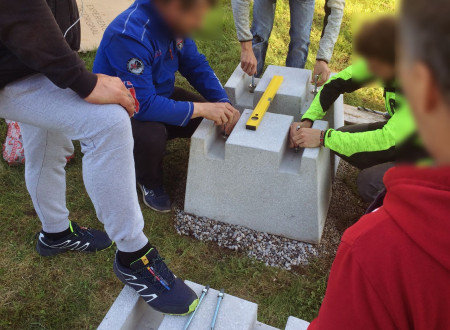 Obsojenci skupaj z mentorjem načrtujejo postavitev podstavkov čebeljih panjev