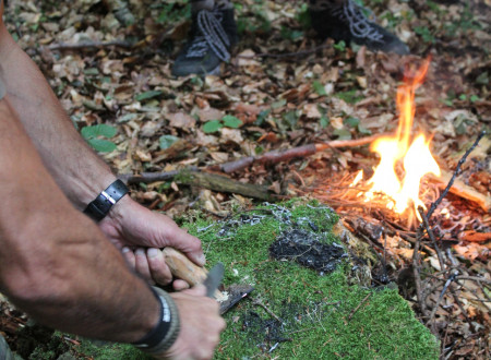 Prikaz kako zanetiti ogenj s pomočjo kamnov