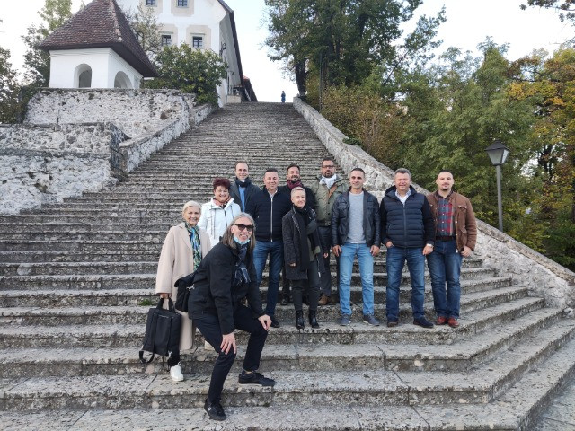 Skupinska fotografija udeležencev srečanja na Bledu