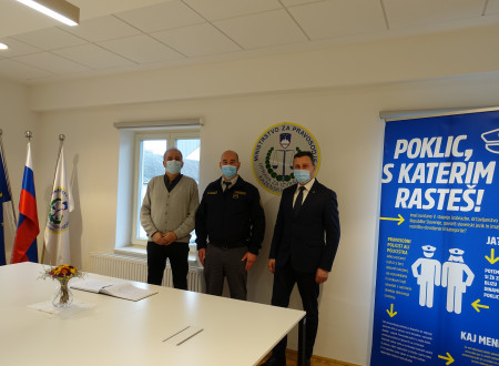 Skupinska fotografija, v ozadju plakat s sloganom "Poklic, s katerim rasteš."