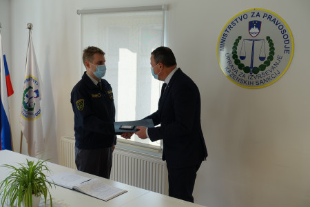 Mag. Bojan Majcen pravosodnemu policistu izroča uradno izkaznico
