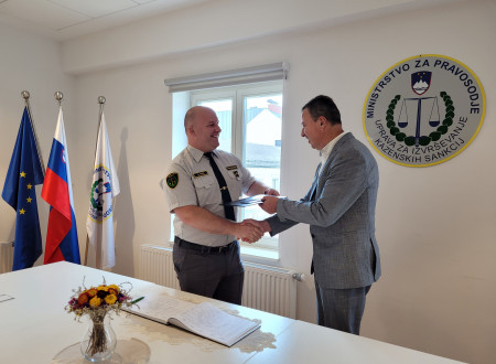 Pravosodni policist ob prevzemu uradne izkaznice