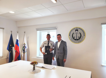 Pravosodni policist ob prevzemu uradne izkaznice