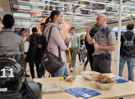 Pravosodni policist v razgovoru z obiskovalko sejma