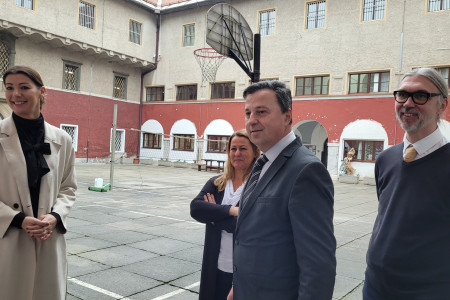 Ministrica, generalni direktor in direktorica na notranjem dvorišču zapora