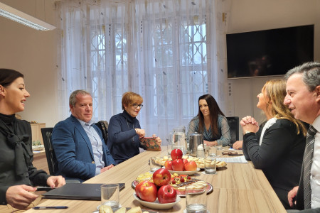 Ministrica z ekipo na sestanku v ženskem zaporu