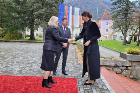 Prihod ministrice dr. Švarc Pipan in rokovanje z direktorico Erpič ter generalnim direktorjem mag. Majcnom