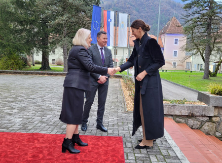 Prihod ministrice dr. Švarc Pipan in rokovanje z direktorico Erpič ter generalnim direktorjem mag. Majcnom