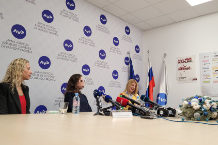Vesna Kopač, Manca in Dragica Sternad Pražnikar med pogovorom 