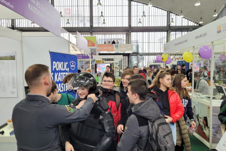 Obiskovalci na razstavnem prostoru uprave