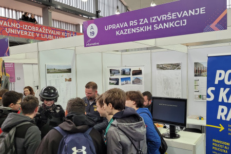 Obiskovalci na razstavnem prostoru uprave