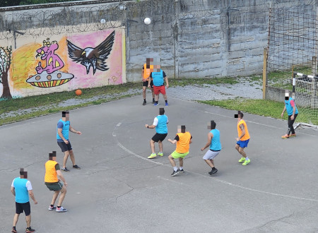 Zaprte osebe med nogometno tekmo na zavodskem igrišču v Ljubljani