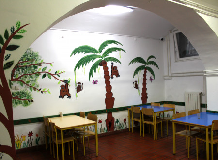 Poslikave sten s palmami, ob katerih so opice, metulji, rože