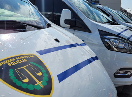 V ospredju logotip na avtu Pravosodna varnostna policija, v ozadju vozila