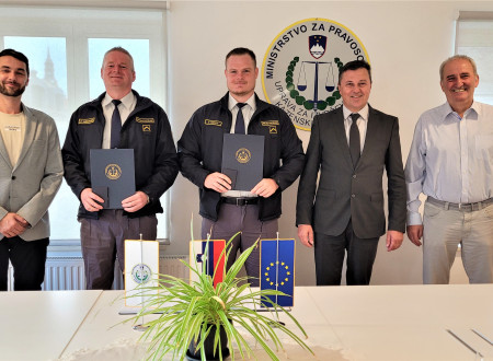 Skupinska fotografija pravosodnih policistov z mag. Bojanom Majcnom