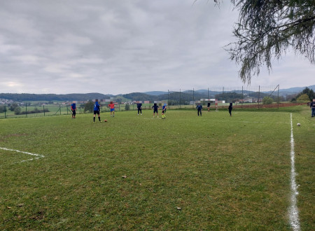 Nogometna tekma na travniku