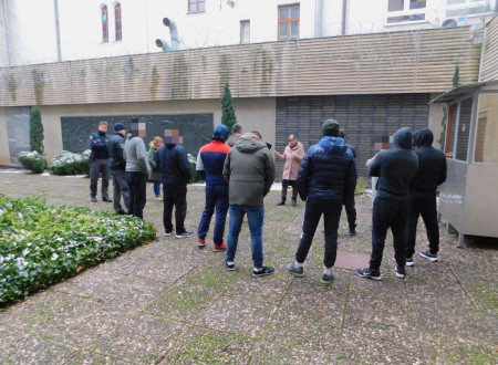 Skupina zaprtih oseb pod vodstvom kustosinje ob ogledu Starega piskra