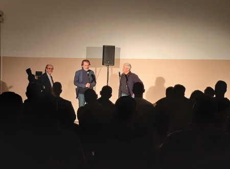 Zaključna prireditev - obsojence v občinstvu nagovarjata režiser Pevec, psihiater Milošević in slikar Žugman (stojijo od desne proti levi)