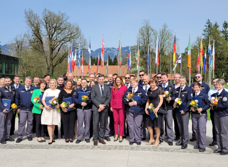 Skupinska fotografija nagrajencev, ministrice in generalnega direktorja