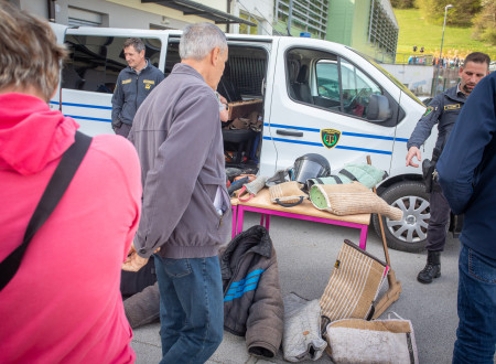 Obiskovalci v Mokronogu si ogledujejo stojnico pravosodnih policistov