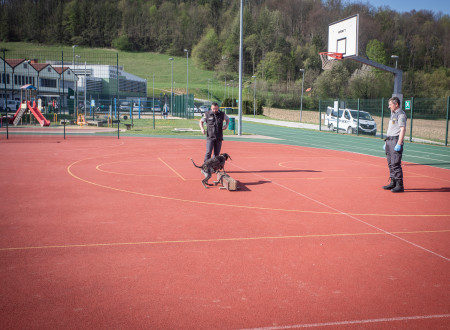 Pravosodni policist ob prikazu s službeno psičko Indy