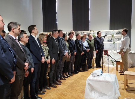 Gostje v prvi vrsti ob uvodu v prireditev s slovensko himno