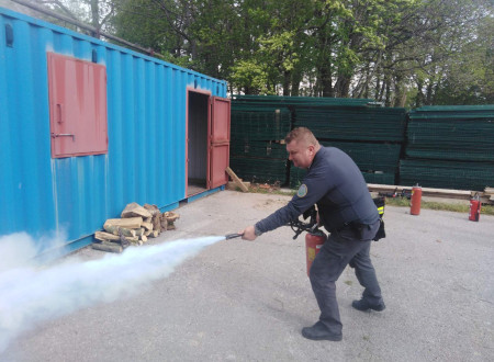 Vodja gasi požar z gasilnim aparatom