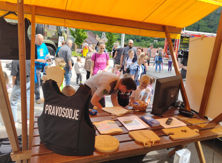 Razstavni prostor prevzgojnega doma, v ozadju obiskovalci dogodka
