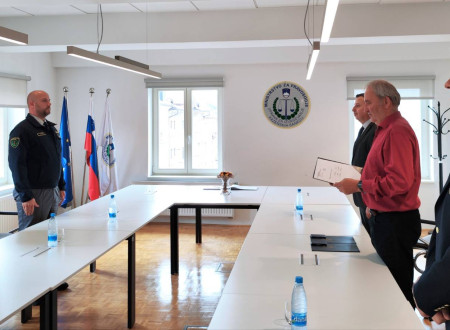 Pravosodna policista med prisego pred generalnim direktorjem mag. Majcnom