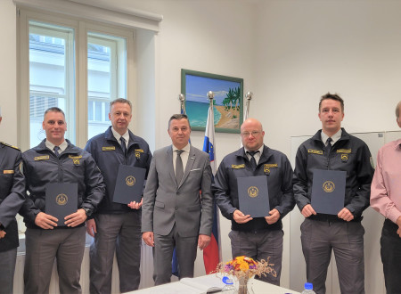 Razširjena skupinska fotografija vseh udeležencev prisege, na sredini mag. Bojan Majcen
