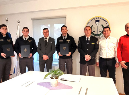 Skupinska fotografija pravosodnih policistov po prisegi
