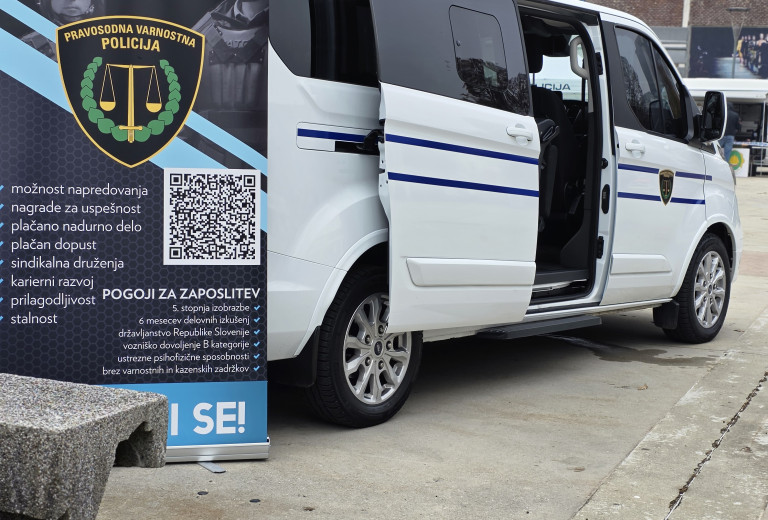 Predstavitev poklica pravosodnega policista na sejmu zaposlitveno-kariernih priložnosti 2025