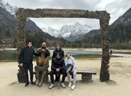 Mladoletniki in zaposlena ob jezeru jasna v Kranjski Gori