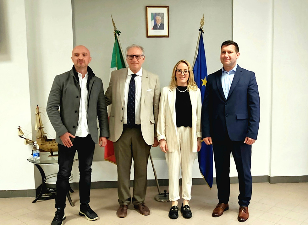 Od leve proti desni: Goran Narić, v sredini predstavnika italijanskih oblasti, na levi Denis Perše